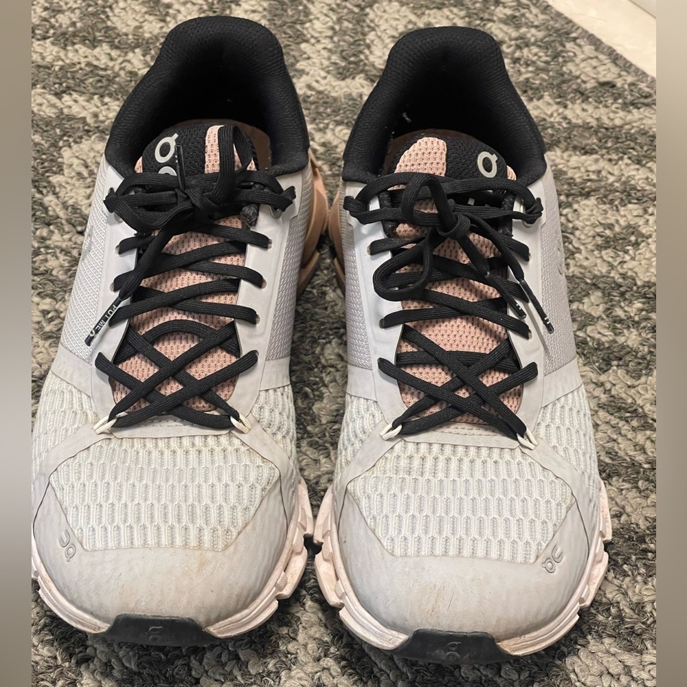 Womens On Cloudflyer Glacier. Size Us 6.5 pre- owned. Color - Rosebrown
